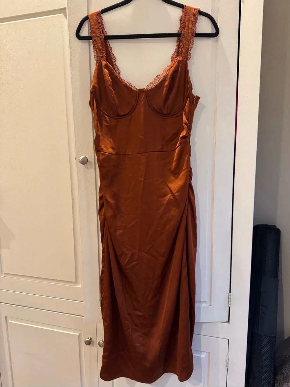 NWOT ASTR The Label Alva Ruched Lace Trim Midi Dress